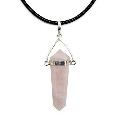 Colar com pendente de cristal rosa e cordão preto