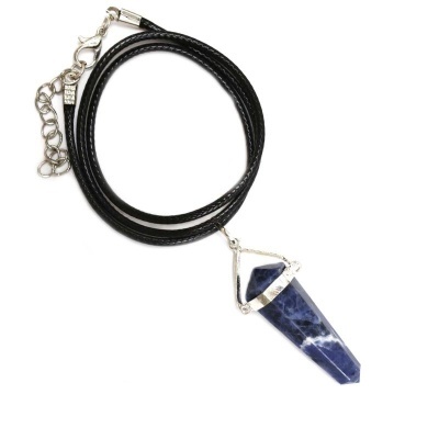 Colar com pendente de pedra azul em cordão preto