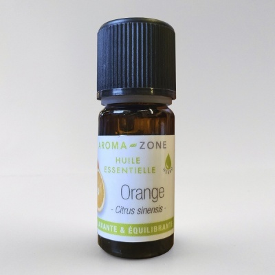 Frasco de óleo essencial de laranja Aroma-Zone com rótulo branco e tampa preta