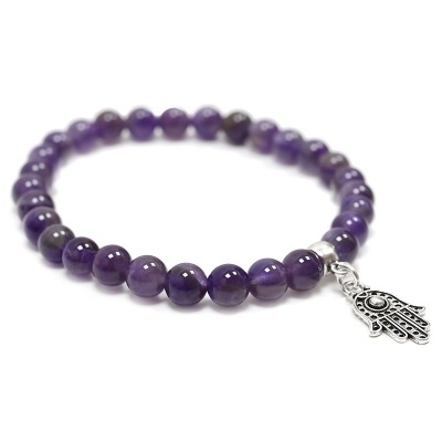 Pulseira de contas roxas com pendente de mão de prata