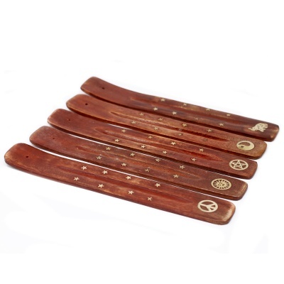 Suportes de incenso em madeira castanha com símbolos dourados e padrão de estrelas