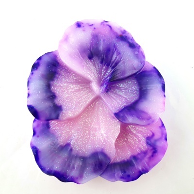 Flor artificial lilás e roxa com textura brilhante