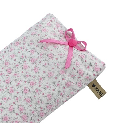 Estojo almofadado com padrão floral e laço rosa