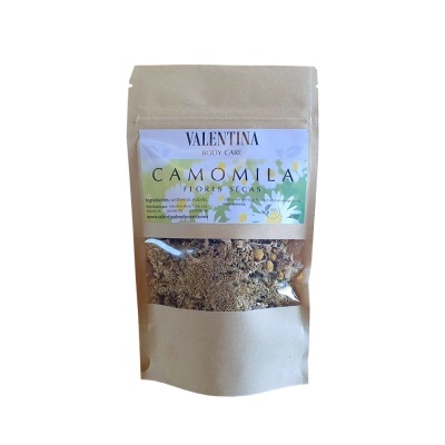 Saco de papel com flores secas de camomila e rótulo com texto e ilustração