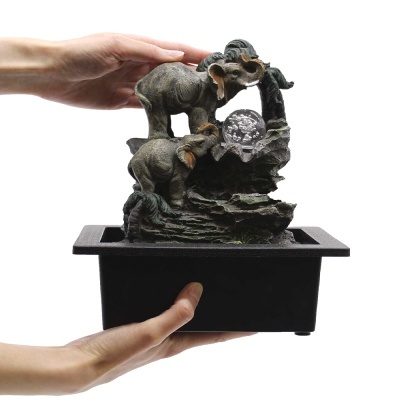 Fonte decorativa interior com elefantes em resina e base preta