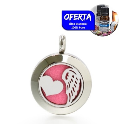 Pendente metálico redondo com coração e asa recortados, fundo rosa.