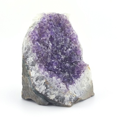 Geodo de ametista roxa com cristais brilhantes e base rugosa cinzenta