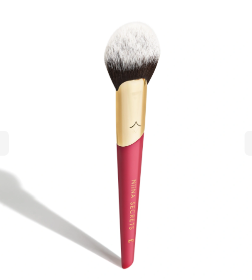 Pincel de maquilhagem com cabo vermelho, ferrule dourada e cerdas brancas e pretas