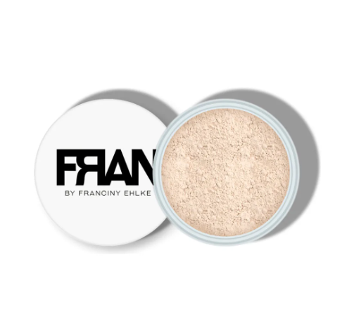 Pó solto em recipiente branco com tampa com logo FRAN.