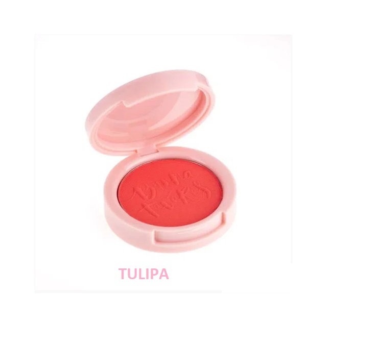 Blush cor-de-rosa em estojo redondo rosa claro com tampa aberta