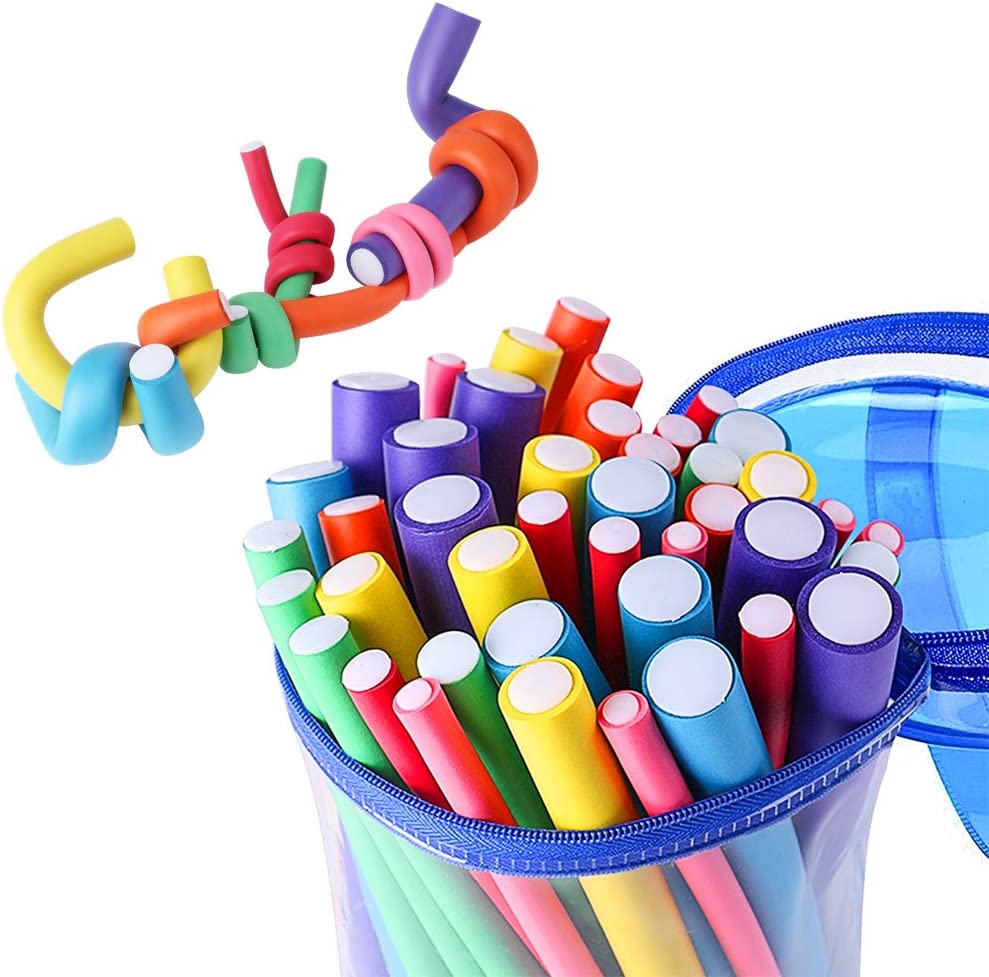 Canudos coloridos reutilizáveis de silicone dentro de bolsa azul translúcida