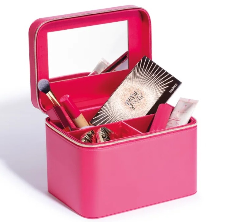 Estojo rosa de maquilhagem aberto com espelho e vários produtos de beleza dentro