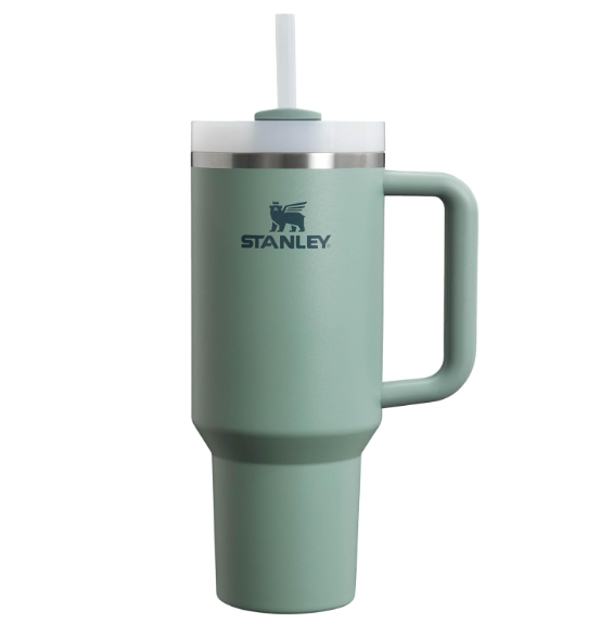 Caneca térmica Stanley verde com tampa branca, canudo e pega lateral
