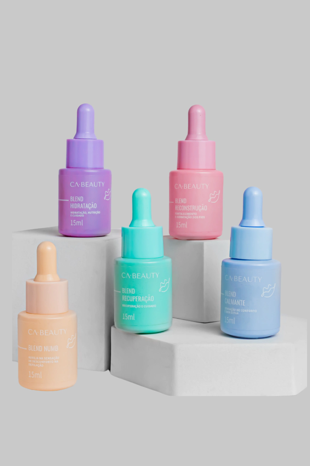 Cinco frascos coloridos de serum com conta-gotas sobre pedestais brancos.