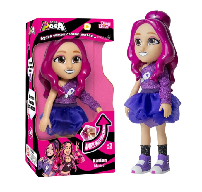 Boneca Katlen musical com cabelo rosa e vestido azul em embalagem rosa e preta