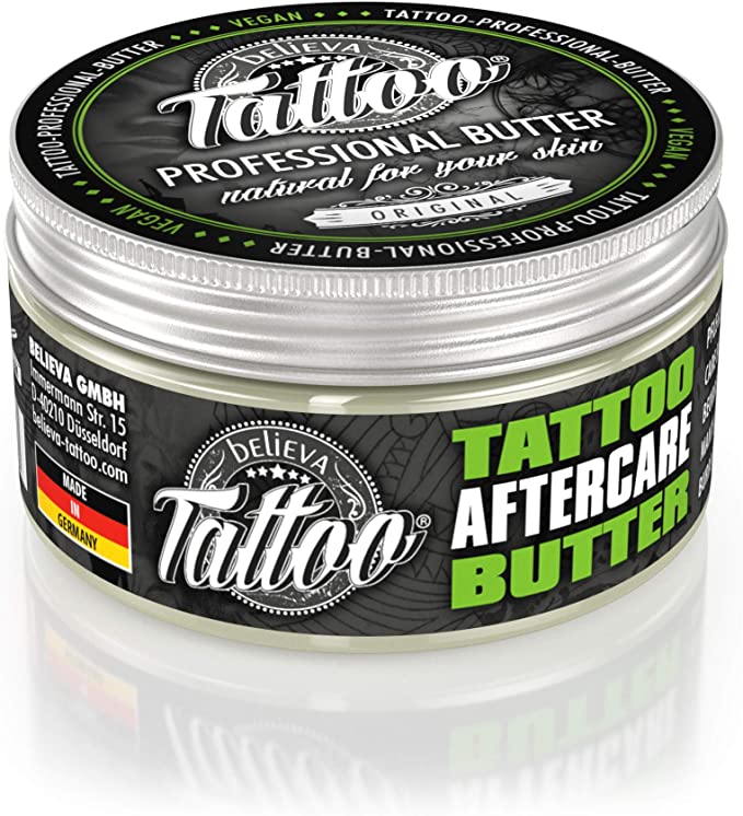 Lata de manteiga para cuidados pós-tatuagem com rótulo preto e verde.