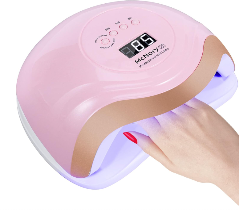 Lâmpada de gel para unhas cor de rosa com display digital e mão com unhas vermelhas
