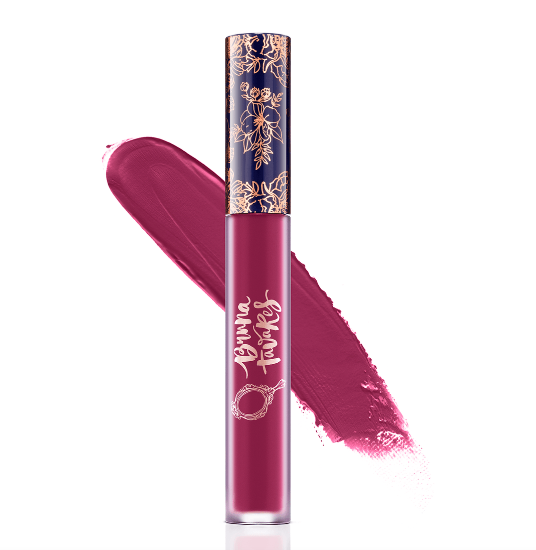 Batom líquido rosa com embalagem transparente e tampa azul escura decorada com ilustrações florais douradas