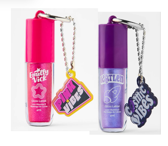 Dois glosses labiais rosa e lilás com tampas de cores correspondentes e etiquetas penduradas
