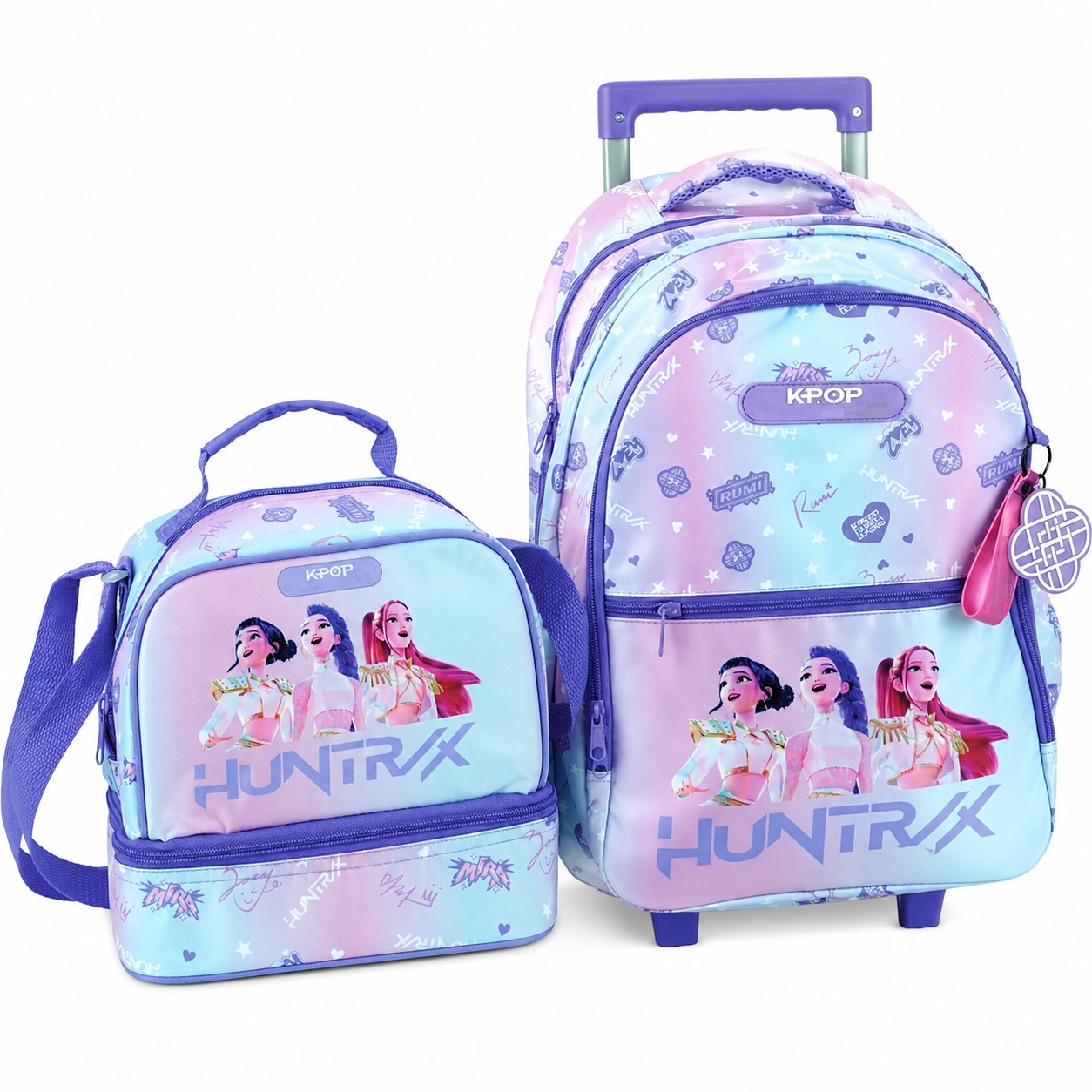 Conjunto mochila de rodinhas e bolsa térmica lilás e azul com personagens femininas e texto KPOP HUNTRX