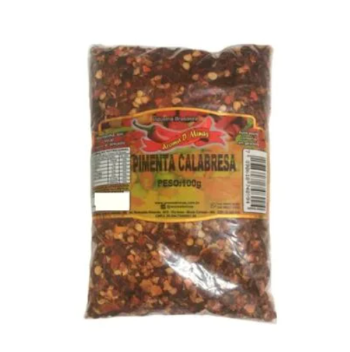 Pacote de pimenta calabresa em flocos com etiqueta amarela e texto PIMENTA CALABRESA
