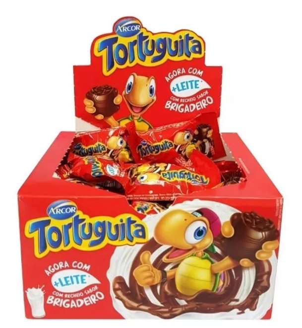 Pacote vermelho de chocolates Tortuguita da Arcor com tartaruga animada e texto promocional.