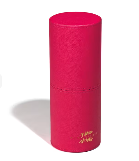 Embalagem cilíndrica rosa vibrante com texto dourado em fundo branco