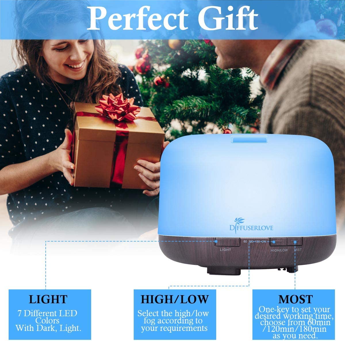 Difusor ultrassónico DiffuserLove azul claro com base castanha e mulher a oferecer presente junto a árvore de Natal