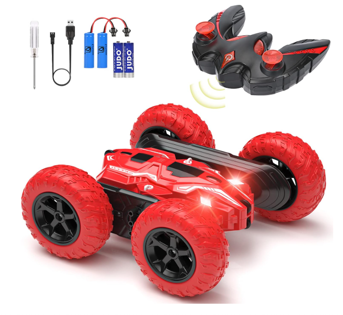 Carrinho de controlo remoto vermelho e preto com acessórios e comando.