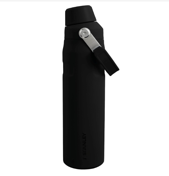 Garrafa térmica preta Stanley com pega metálica e tampa de rosca