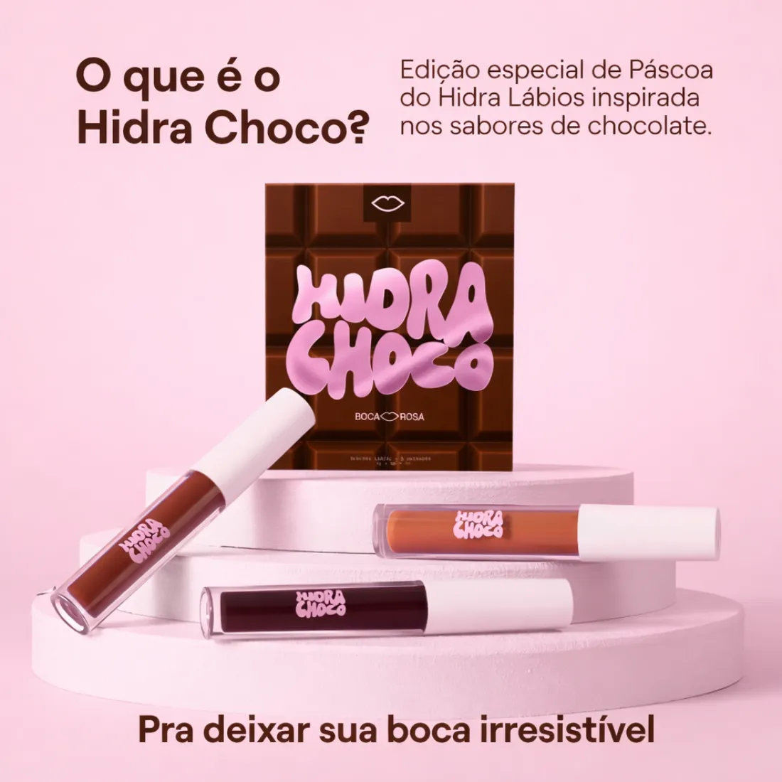 Batons líquidos Hidra Choco com embalagem castanha e texto rosa, sobre suportes brancos e fundo rosa claro.