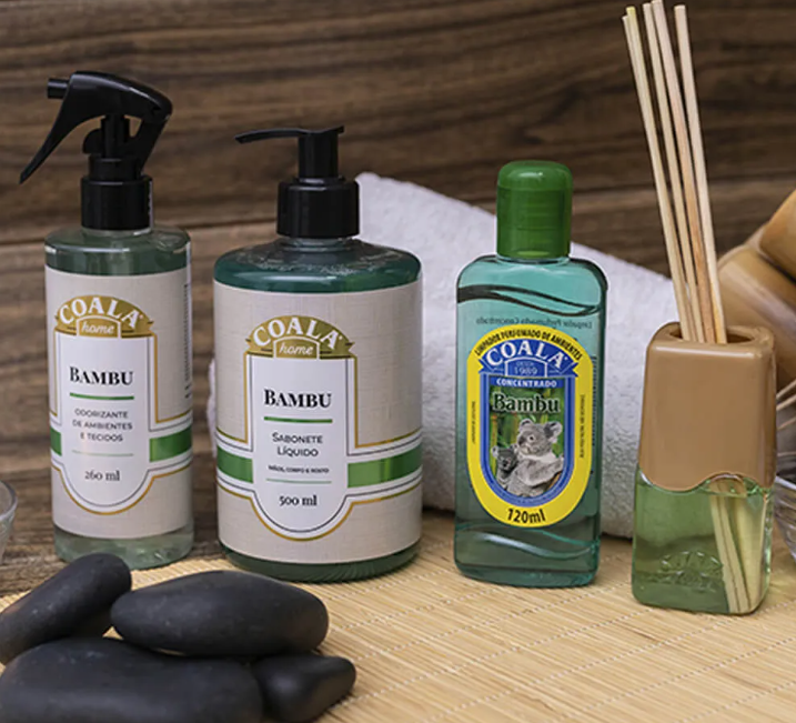 Produtos de higiene e ambiente Coala Bambu com embalagem em plástico e difusor com varetas