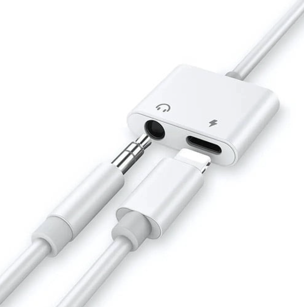 Adaptador branco com porta de áudio 3,5 mm e porta de carregamento Tipo C em fundo branco