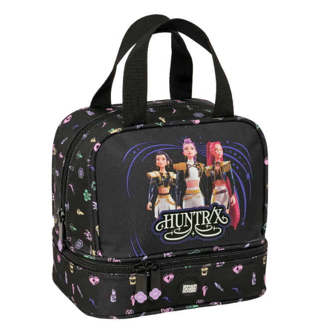 Mala preta HUNTR X com imagem de três personagens e estampado colorido