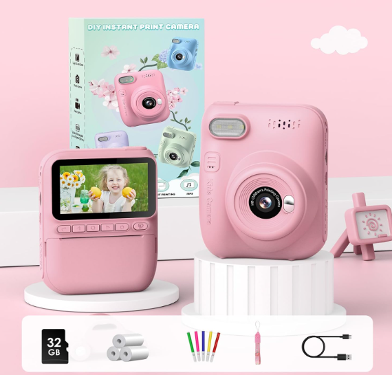 Câmara instantânea DIY rosa com acessórios e embalagem colorida sobre fundo rosa