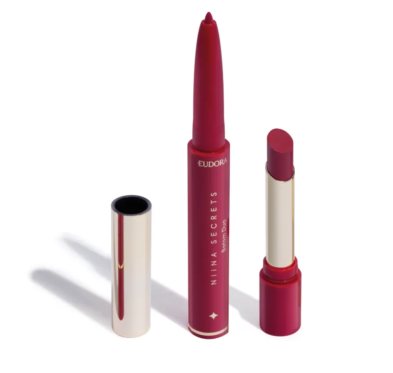 Dois batons vermelhos Eudora, um lápis e um tradicional com estojo prateado