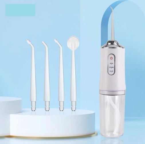Irrigador oral branco com quatro ponteiras intercambiáveis em fundo azul