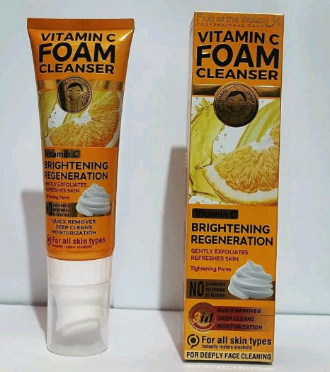 Limpeza Facial Vitamin C Foam Cleanser em embalagem laranja com texto e imagem de laranja