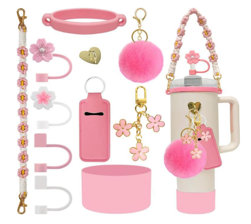Acessórios rosados para garrafa térmica, incluindo suporte com alça de flores e pompom