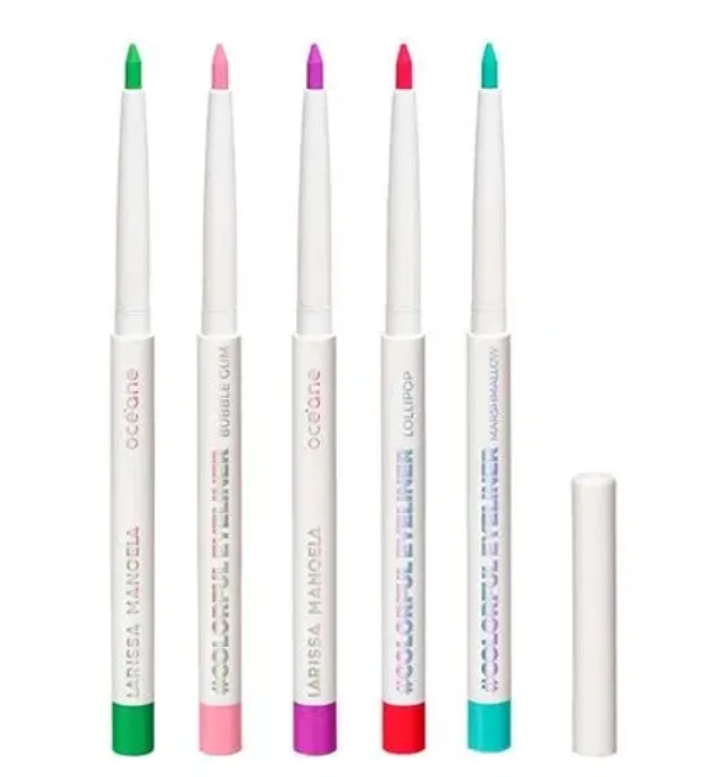 Cinco lápis de olhos coloridos com tampas brancas e texto impresso sobre eles