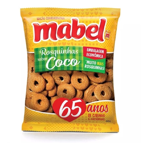 Pacote amarelo com biscoitos rosquinhas sabor coco da marca Mabel, edição comemorativa 65 anos.