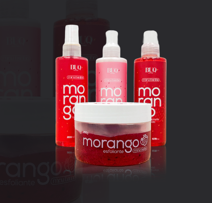 Produtos de beleza morango com embalagens vermelhas e rosa e pote esfoliante