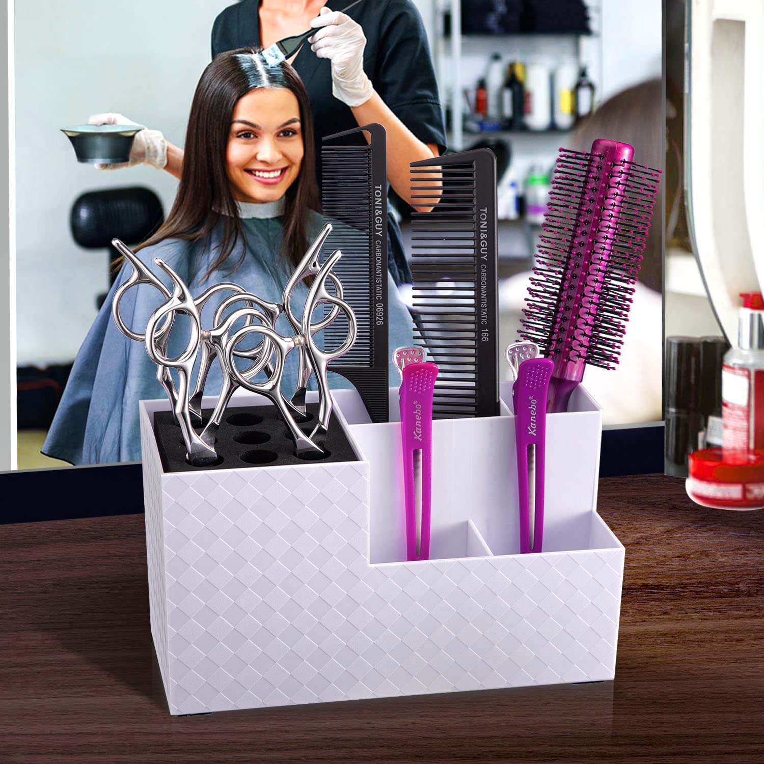 Organizador branco com tesouras, pentes e escovas de cabelo em salão de beleza