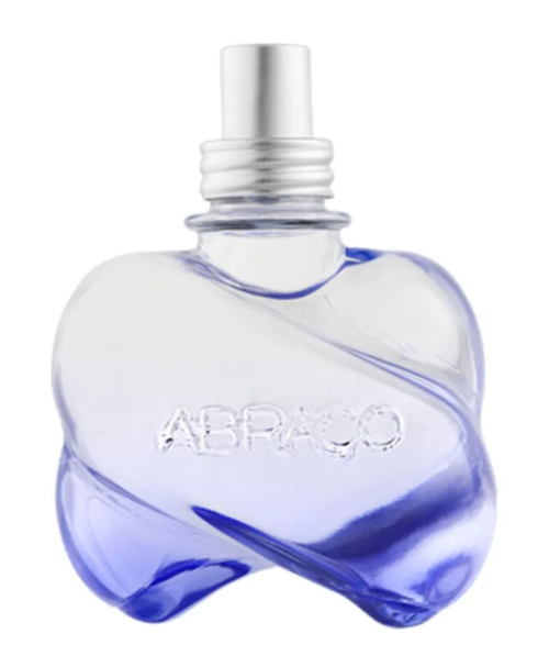 Frasco de perfume azul claro em forma abstrata com tampa prateada e a palavra ABRAÇO
