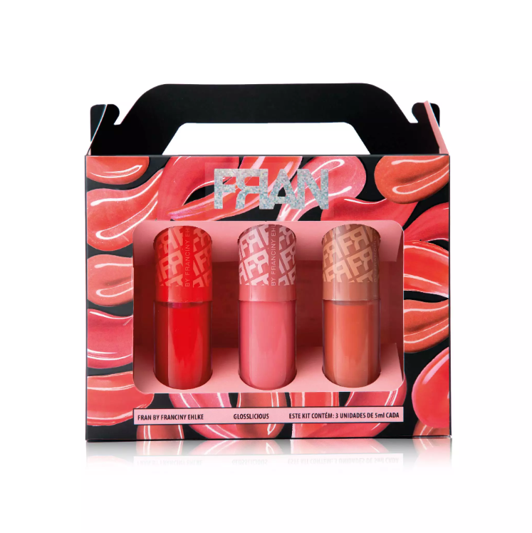 Conjunto de três batons em embalagens vermelha, rosa e bege com padrão FRAN e caixa com padrão de lábios vermelhos