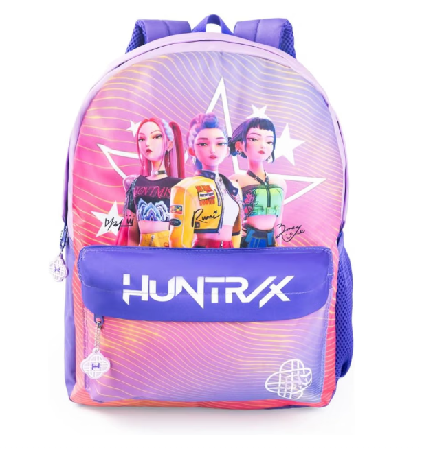 Mochila colorida com personagens animados e bolso frontal com texto HUNTR/X.
