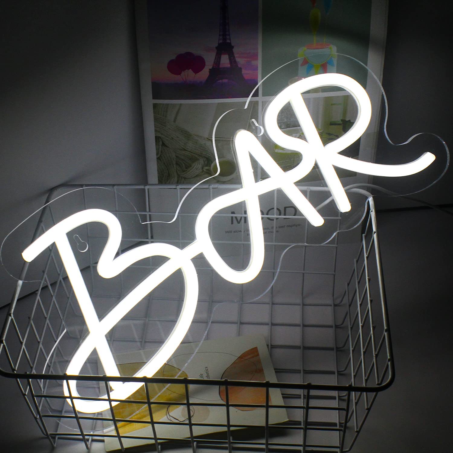 Neon branco em forma da palavra 'BAR' numa cesta metálica cinza