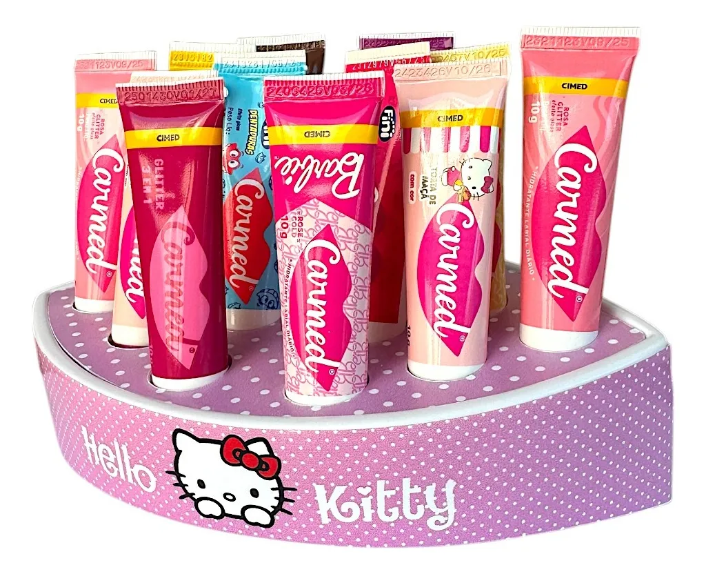 Conjunto de tubos de hidratante labial Carmed em suporte cor-de-rosa com padrão e desenho Hello Kitty