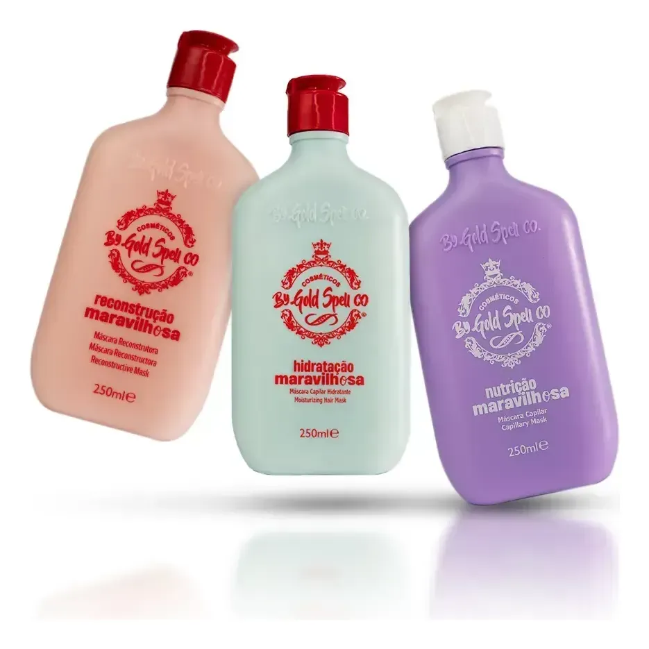 Três embalagens de cosméticos coloridas com rótulos da marca By Gold Spell co.