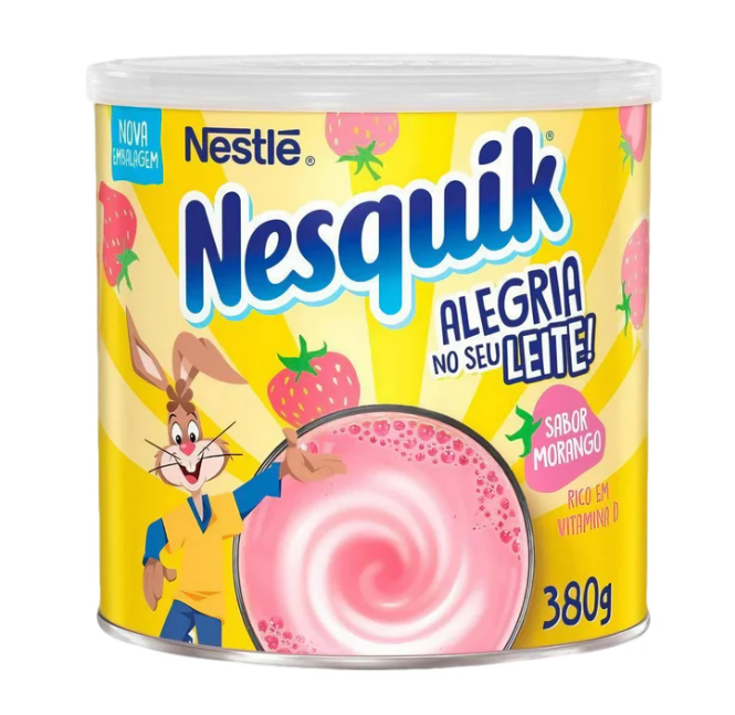 Lata amarela de Nesquik sabor morango com desenho de coelho e copo cor-de-rosa
